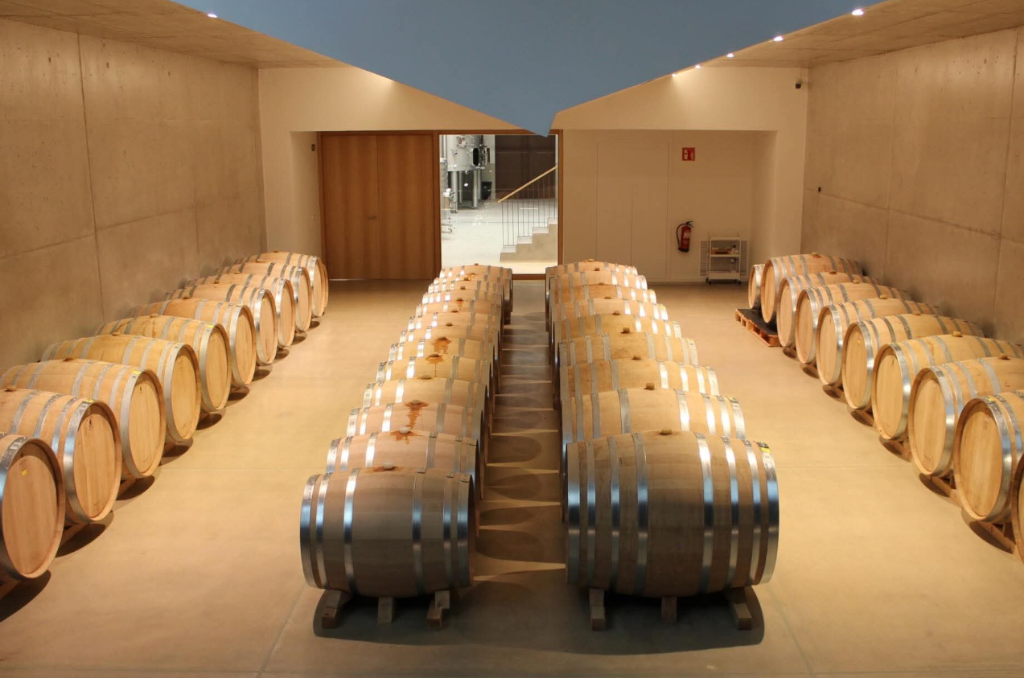 Doble hilera simétrica de barricas en la nave de crianza climatizada de Bodega Aalto