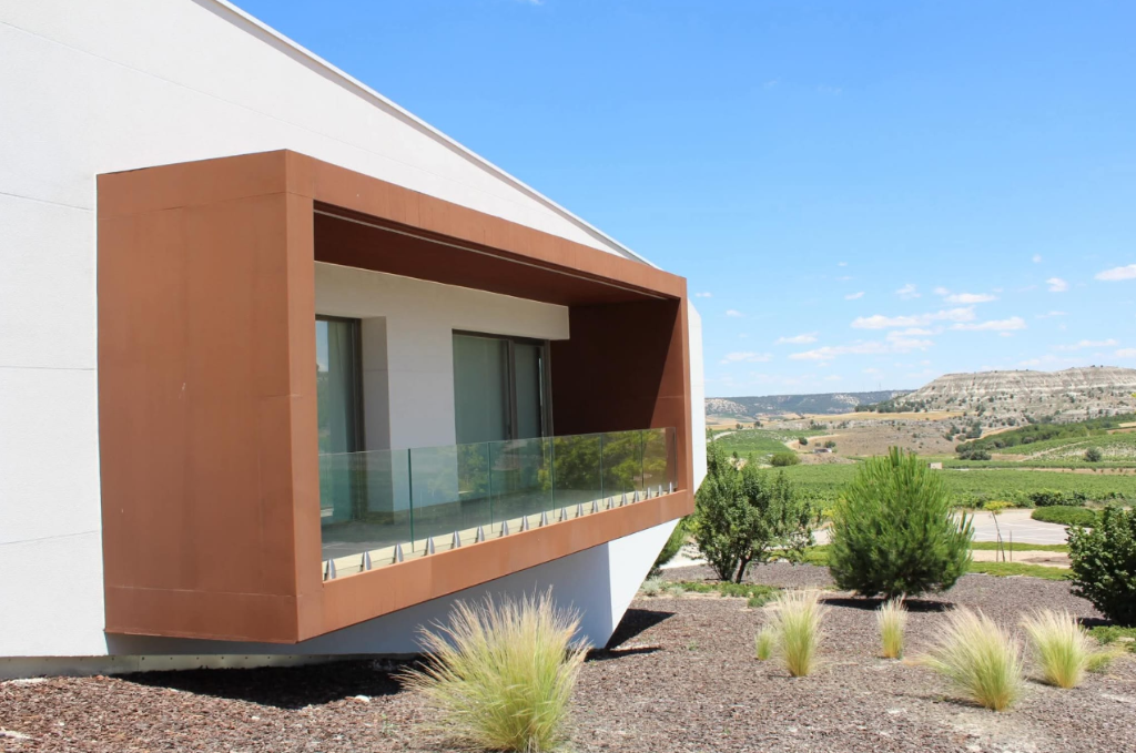 Vista panorámica de los viñedos de Quintanilla de Arriba desde el mirador acristalado de Bodega Aalto