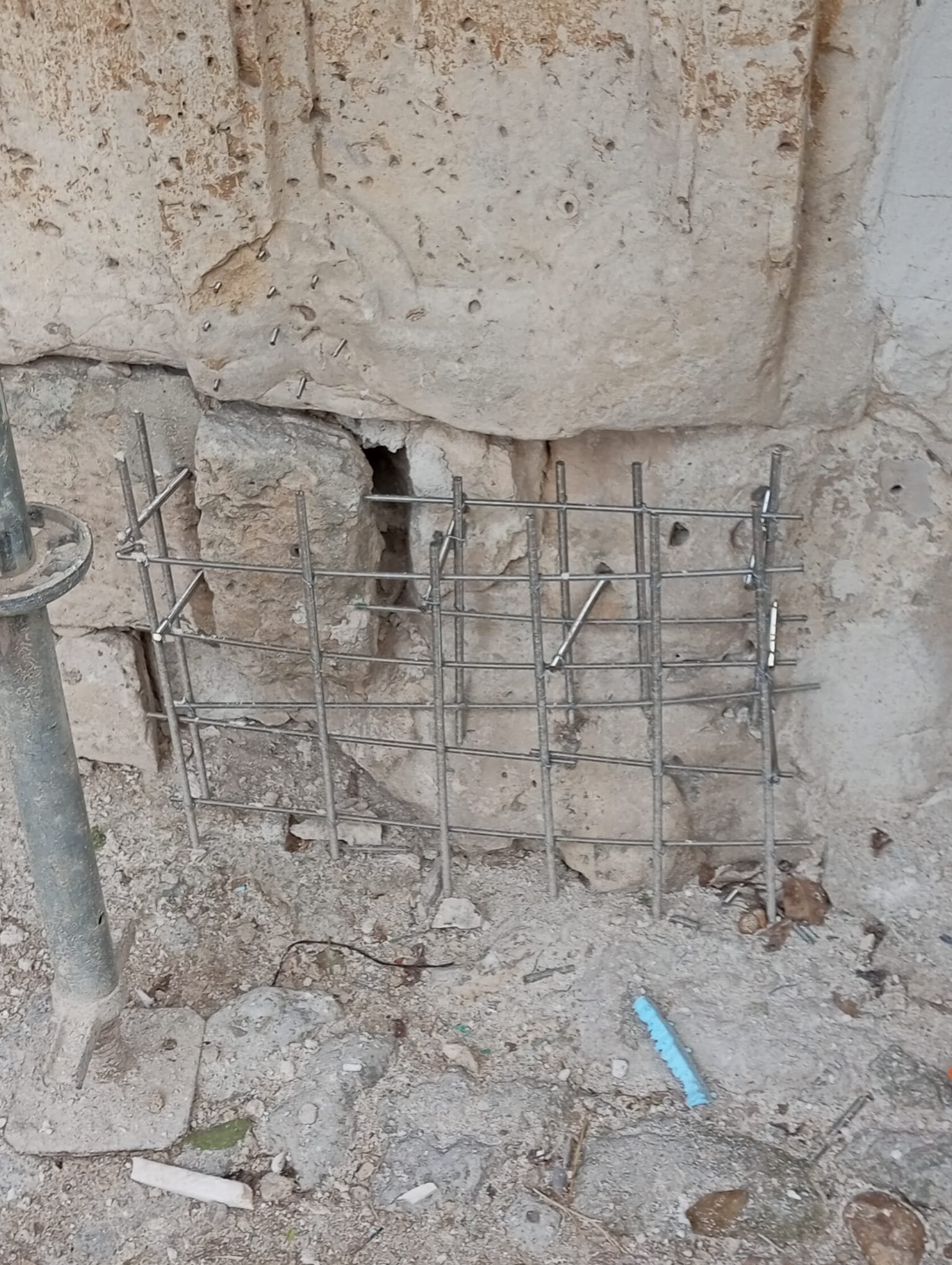 Limpieza y saneado de paramentos de piedra del pórtico