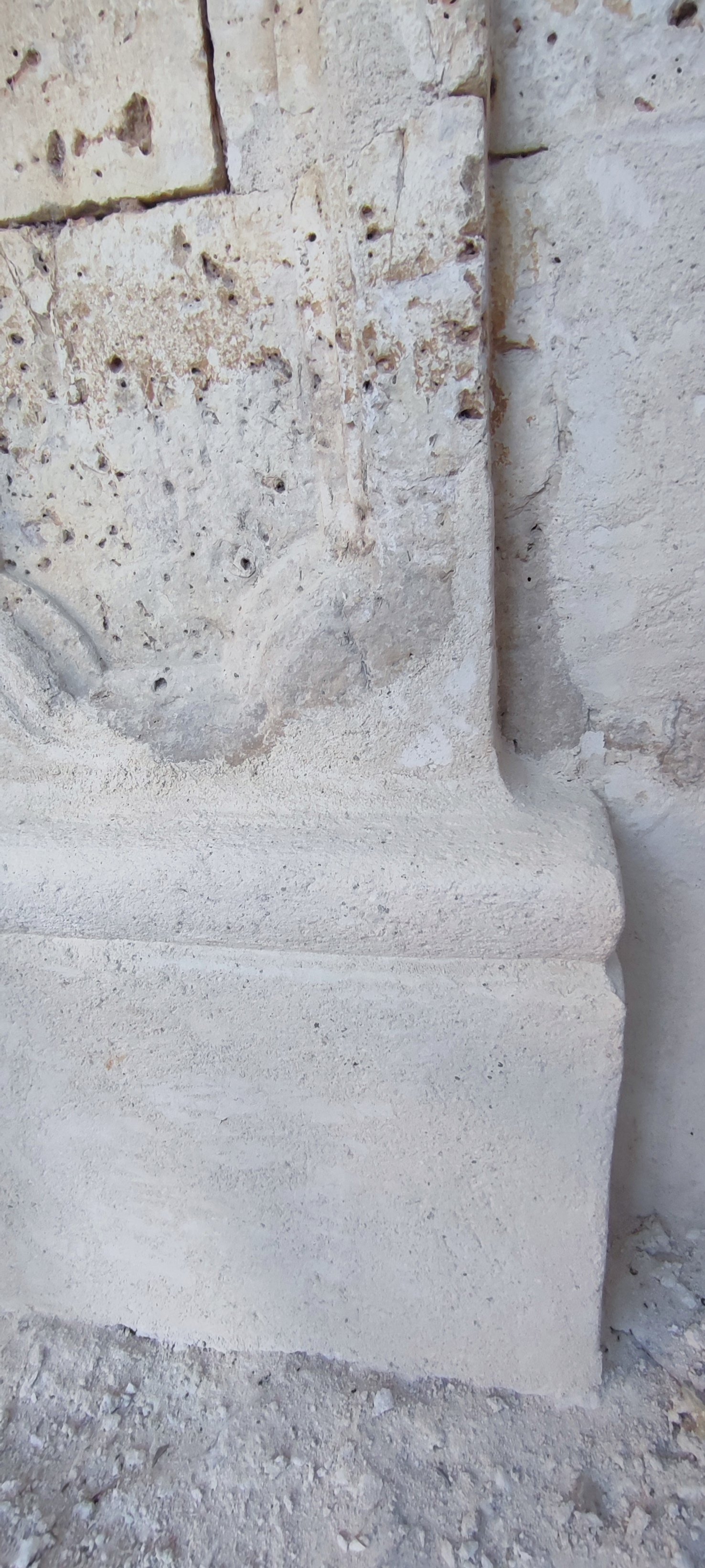 Restauradores trabajando en la fachada del pórtico de la iglesia