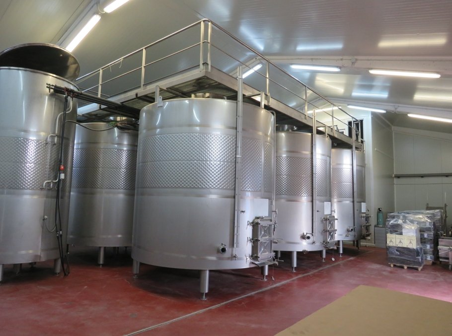 Depósitos de fermentación de acero inoxidable de Bodega López Morena