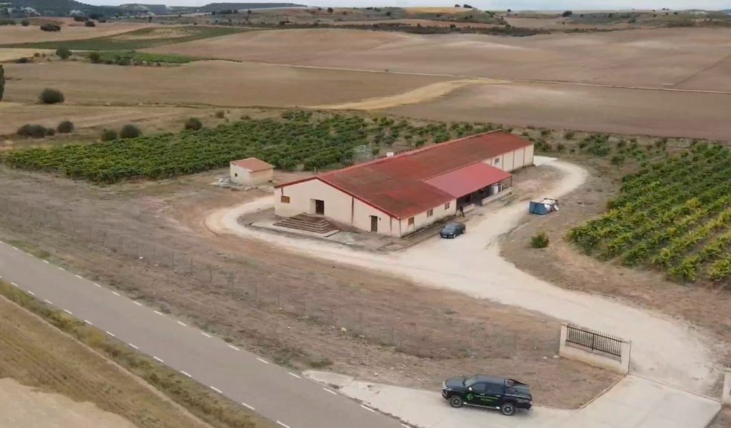 Vista aérea con dron de las instalaciones de Bodega López Morena rodeada de viñedos