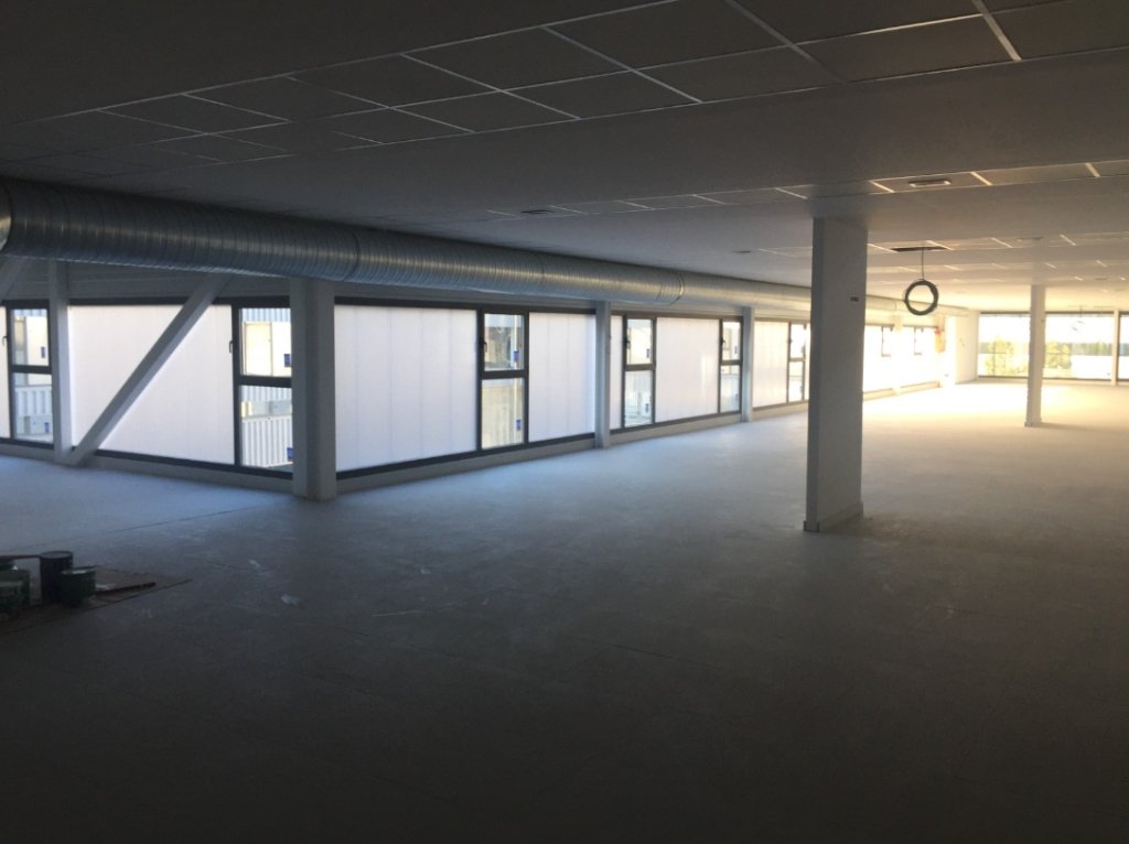 Conductos de ventilación y ventanas corridas en planta de oficinas en Potencia y Control