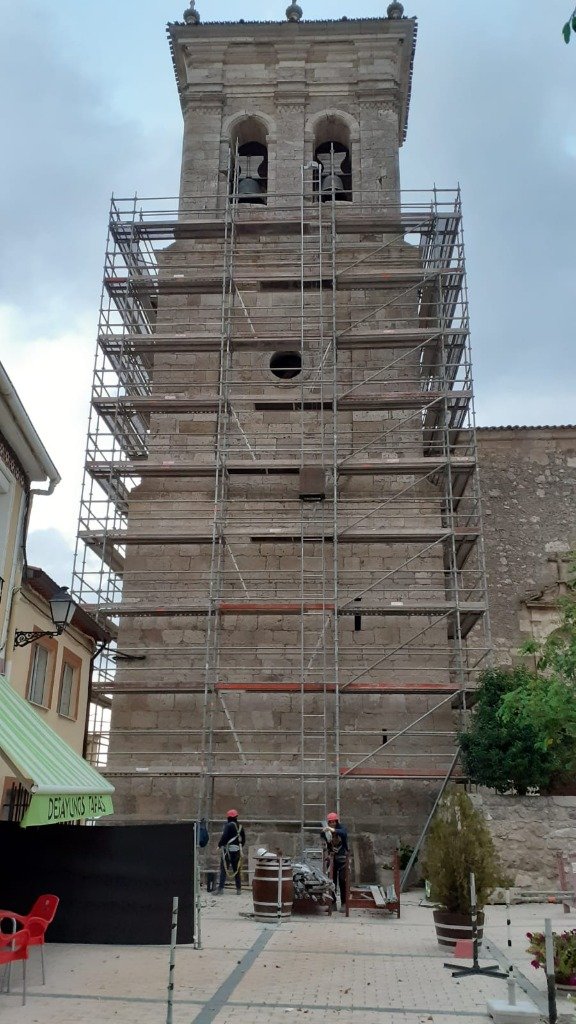 Andamiaje en la torre de la iglesia de Quintanilla de Arriba