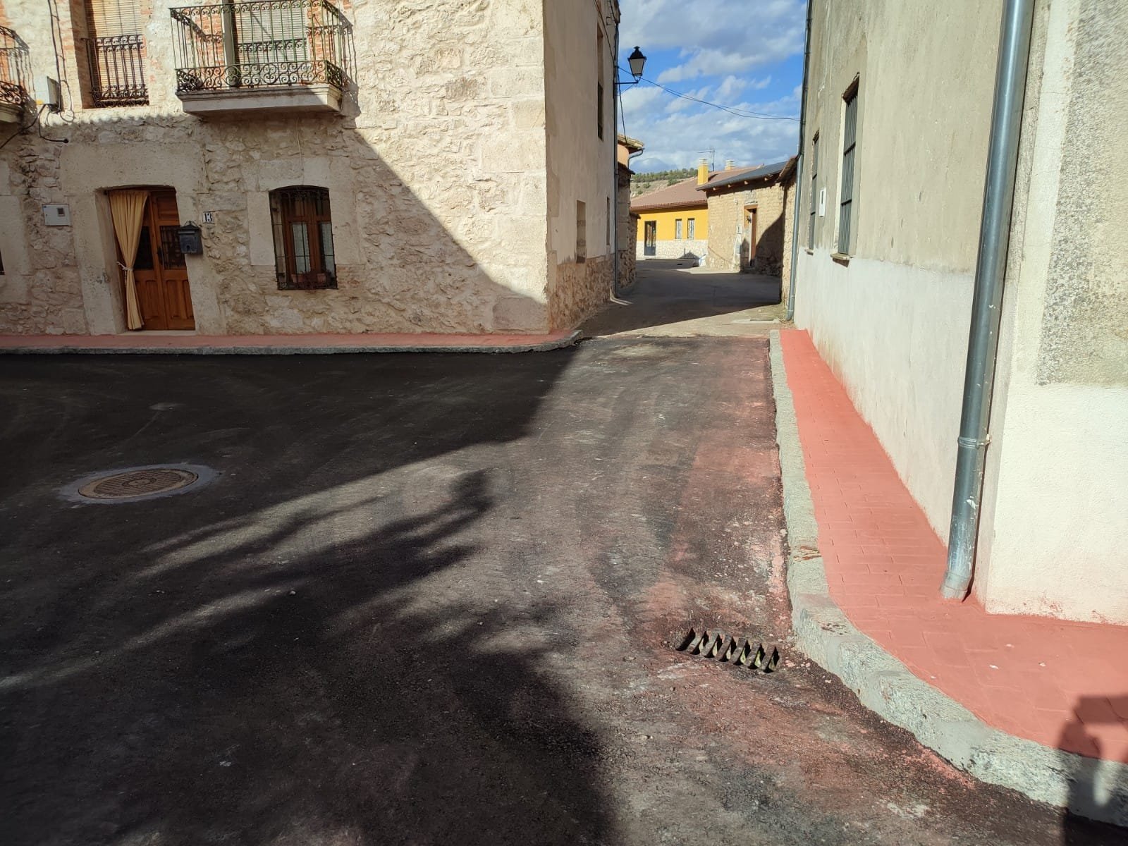 Solera de hormigón fratasado en calles de Torre de Peñafiel