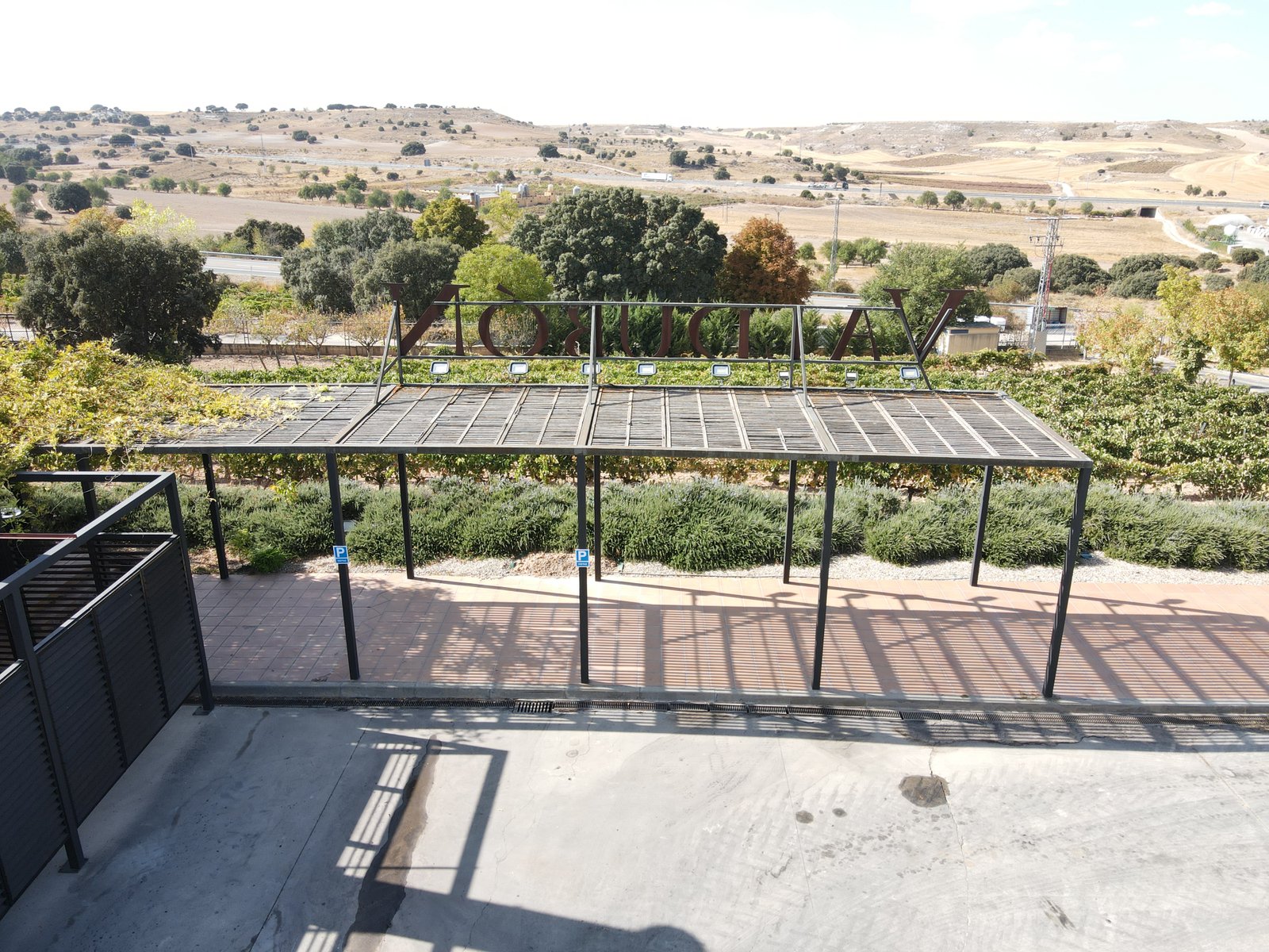 Vista aérea con dron de las instalaciones de Bodegas Valdubón y viñedos en Milagros